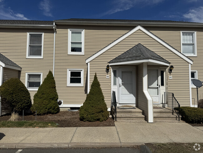 Building Photo - 14 The Hamlet Unit APT D