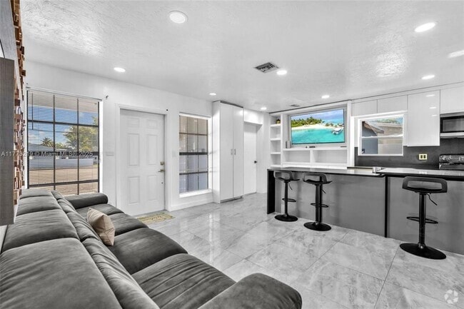 Building Photo - 7151 Taft St Rental