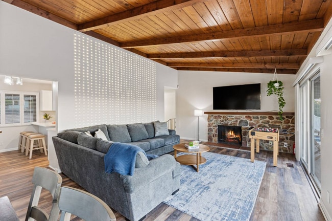 Photo - 321 W Kalmia St