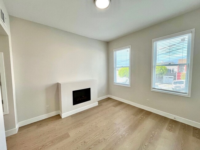 Building Photo - SPECTACULAR, COMPLETELY RENOVATED 2 BED/1 BATH FULLY!!! Unit 1557