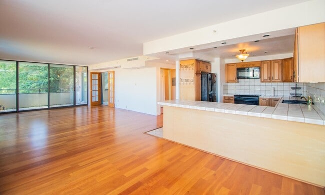 Photo - 101 Lombard St