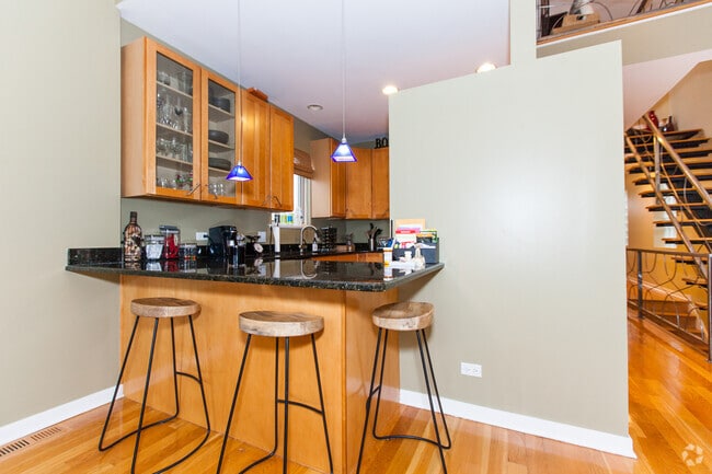 Building Photo - 928 N Wood St Unit 3 Rental