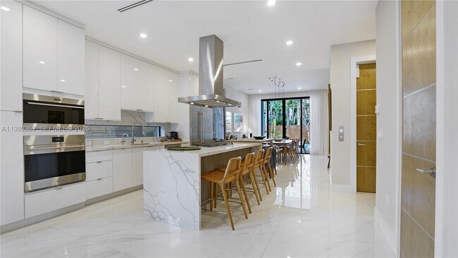 Photo - 3075 Mary St