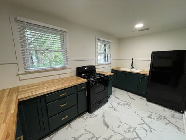 Photo - Recently Renovated 2 Bedroom Apartment in Duckpond