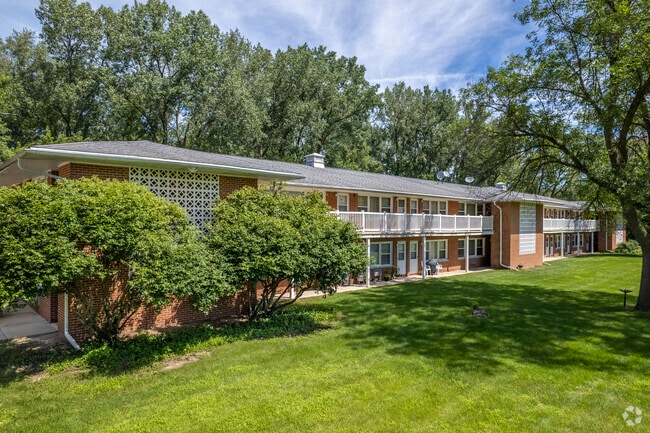 6110, 6120, 6130 Century Ave - Monarch at Middleton Shores Apartamentos