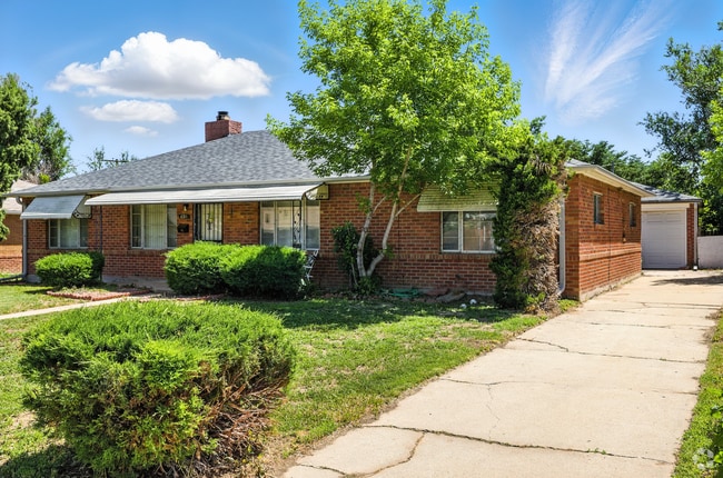 Building Photo - 3 Bedroom / 2 Bathroom Home With Large Bac...