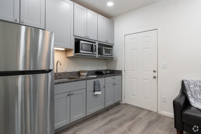 1BR, 1BA - 660SF - Kitchen