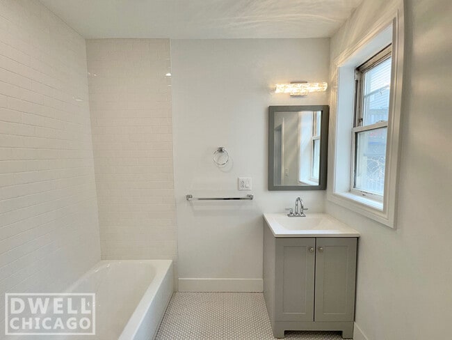 Photo - 1546 W Walton St Unit 1R