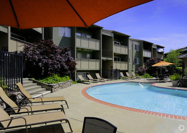 Main Pool Wide View - Town House Plaza