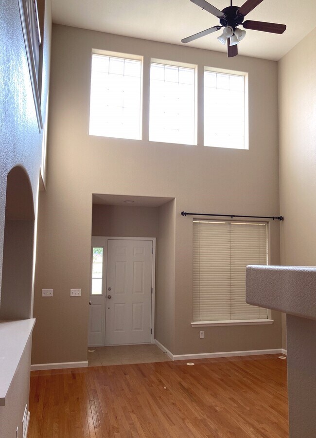 Sala de estar 2 de 3 - 6806 W 3rd St Unidad 19