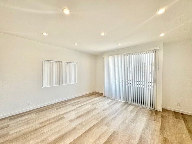 Photo - 5139 W Maplewood Ave Unit 203