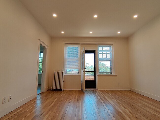 No Brokers Fee, Heat, Hot Water Included, Eat-in Kitchen, Laundry on a Site, Balcony, Parking for... - No Brokers Fee, Heat, Hot Water Included, Eat-in Kitchen, Laundry on a Site, Balcony, Parking for...