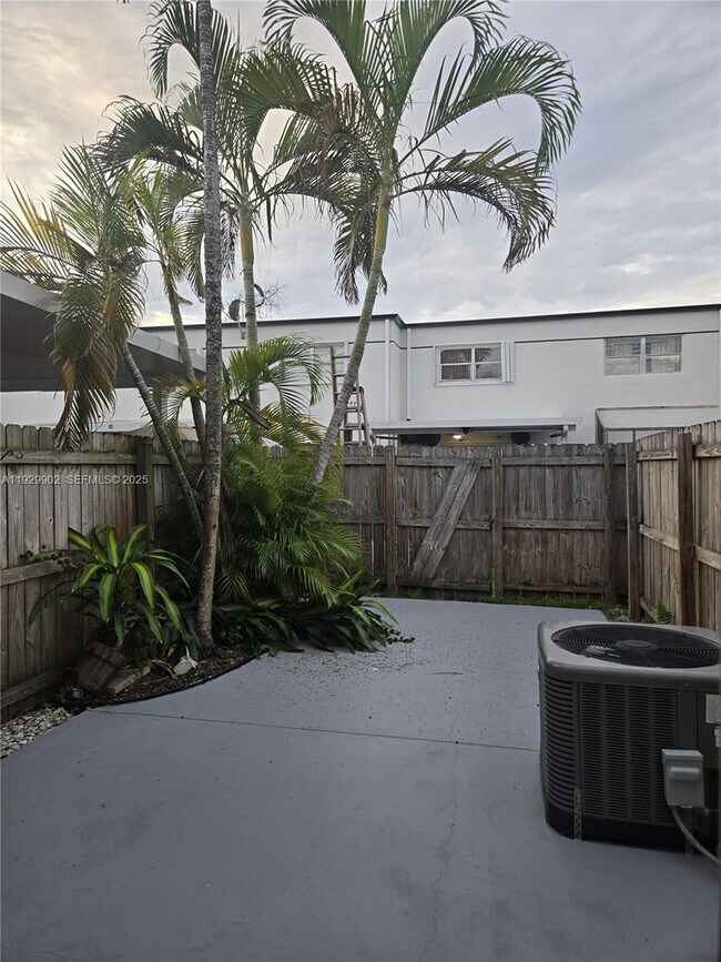 Building Photo - 8054 SW 150th Ave Unit 408