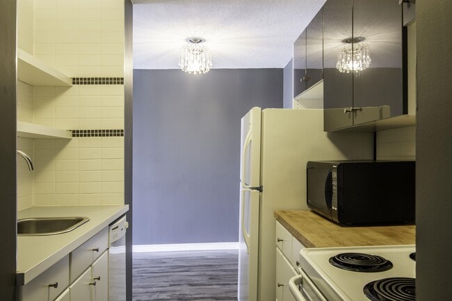 Building Photo - 9930-113 113 St