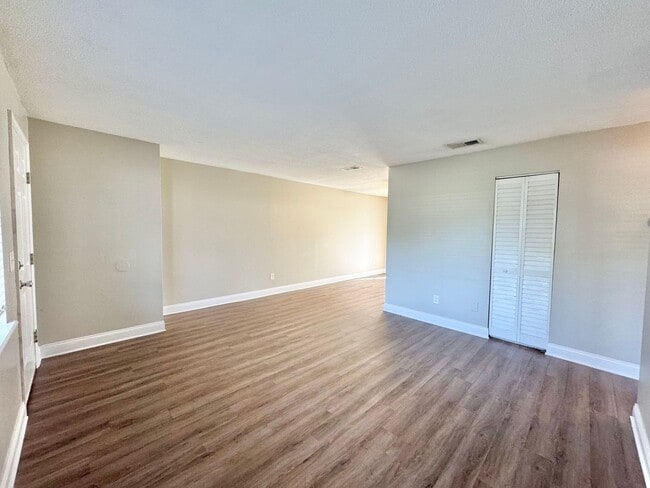 Photo - Apartment - Right off Cypress Gardens Blvd