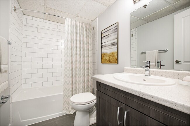 Photo - 252 King St E