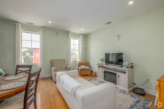 3BD, 2BA - 1,100SF