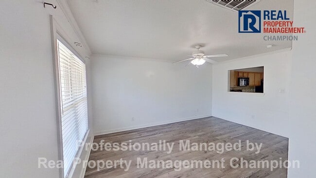 Building Photo - 2 BD/1.5 BA Townhome with Convenient Jacksonville Location
