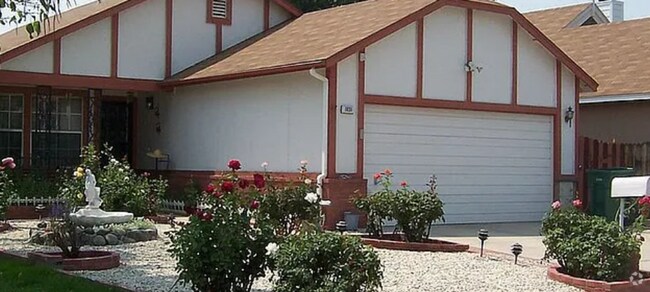 Building Photo - Spacious 3 Bedroom Home with a Great Backyard