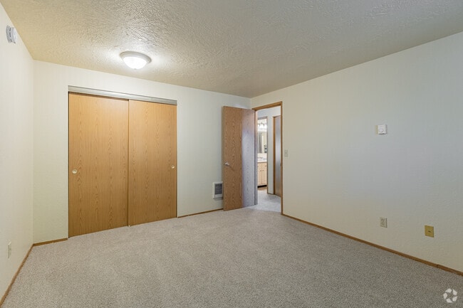 2BR, 1BA - 900 - Primary Bedroom