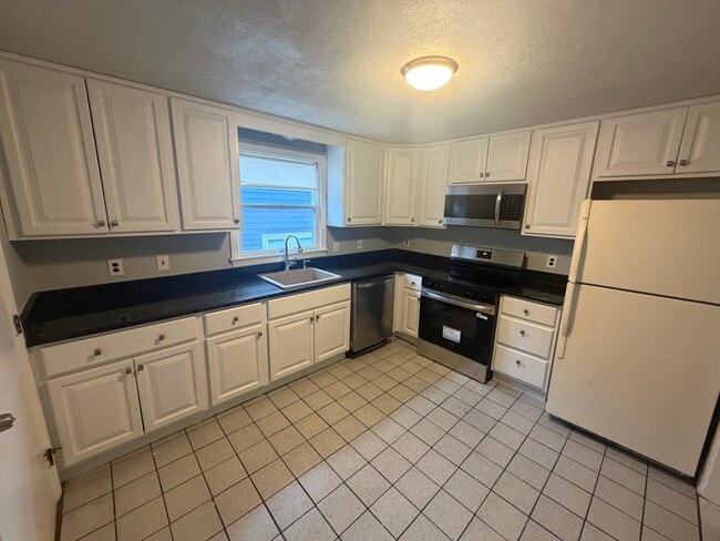 Building Photo - 90 Sylvia St Unit 2R