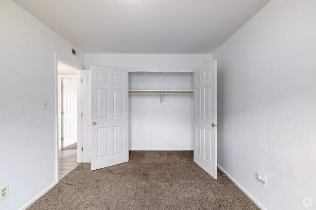 2 habitaciones, 1 baño - 800 pies cuadrados - Dormitorio principal - Derita Woods Apartments