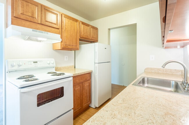 2 BR, 1 BA - 900 SF