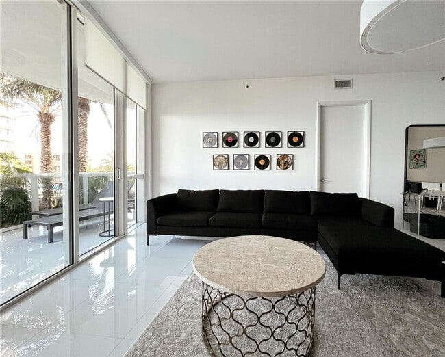 Building Photo - 15811 Collins Ave Unit 507