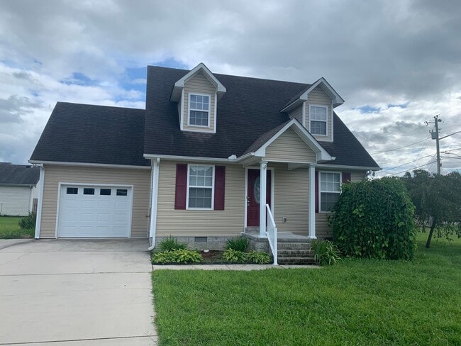 Building Photo - COMING SOON...3 Bedroom in GREAT LOCATION in the Center of Town!