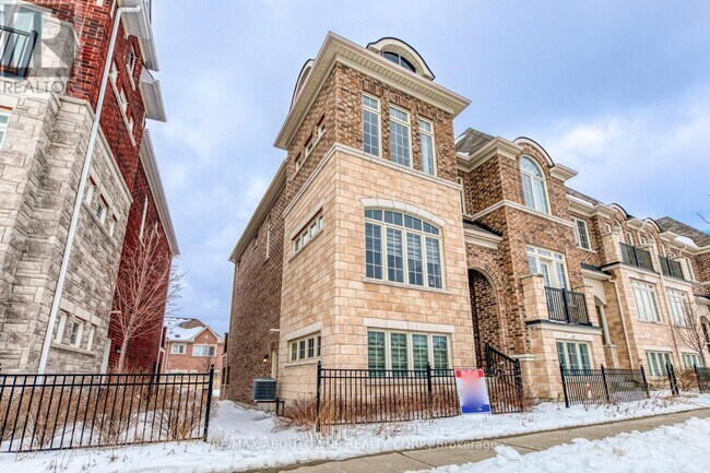 Photo - 233 Dundas Way