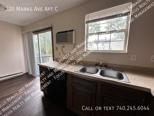 Photo - 220 Marks Ave