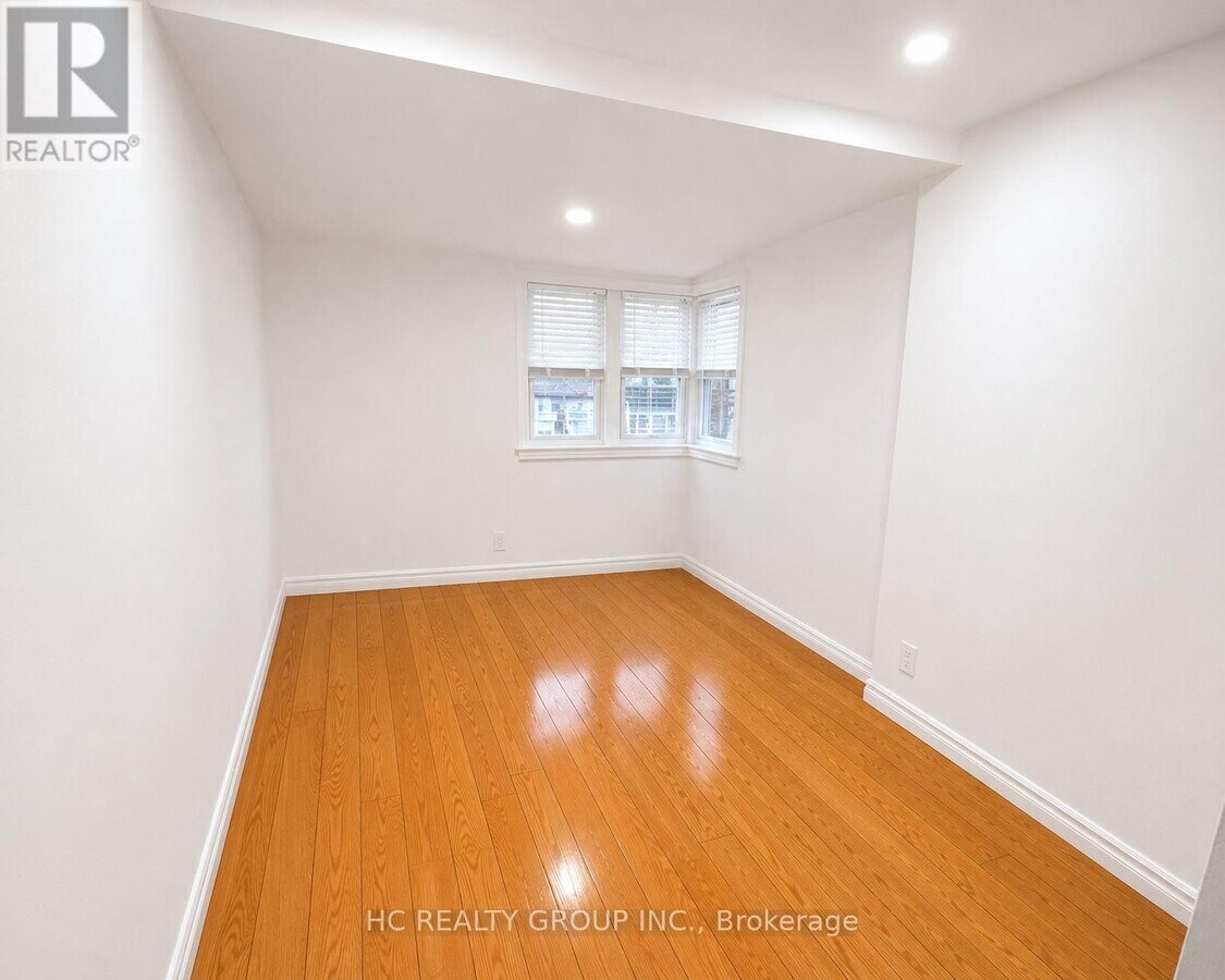 Photo - 653 Bathurst St