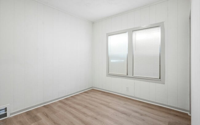 Photo - 1554 Larchmont Rd
