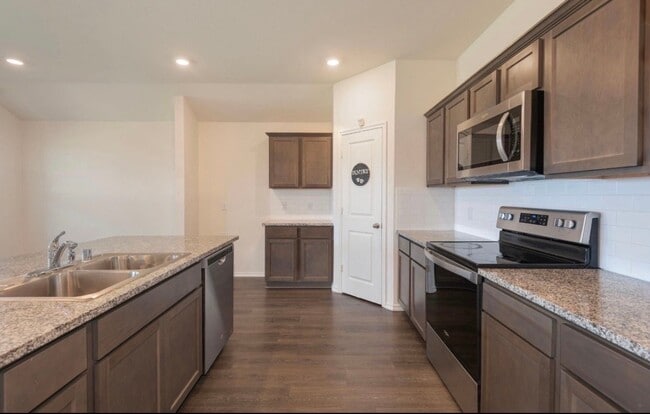 Photo - 511 Windrow Dr