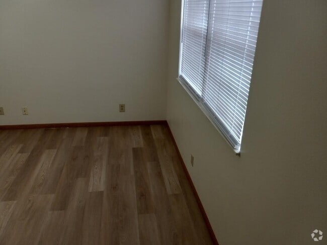 Building Photo - 290 W Main St Rental