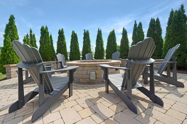 The Woodlands Outdoor Patio - The Woodlands Apartments