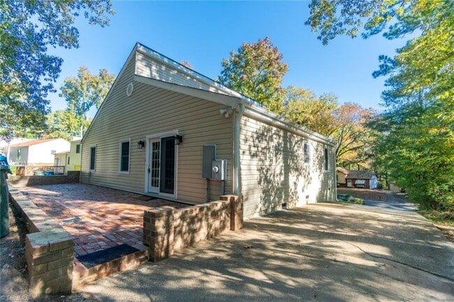 Photo - 1121 Saxony Dr