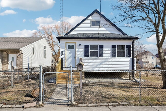 Building Photo - 5039 26th Ave