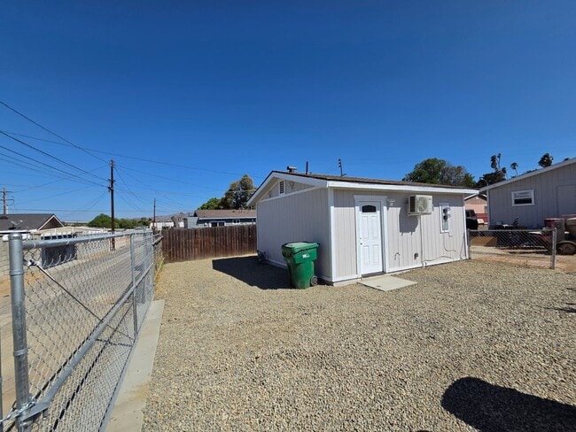 1055 Quarry St