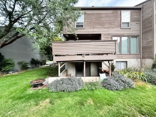 Building Photo - Location - Location - Location! Right betw... Rental