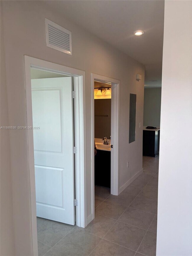 Photo - 1022 W Davis Pkwy