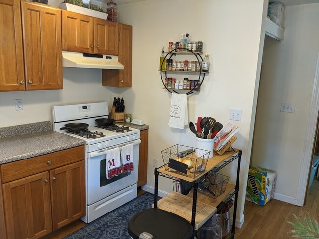 Building Photo - 66 Brock St Unit 3