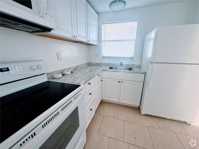 Building Photo - 8435 Sunrise Lakes Blvd Unit 105 Rental