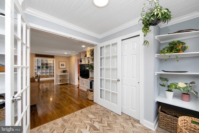 Photo - 22 W 6th Ave