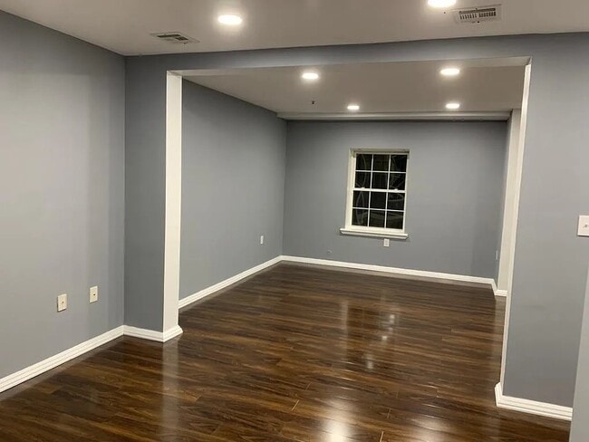 Photo - 471 Manila Ave