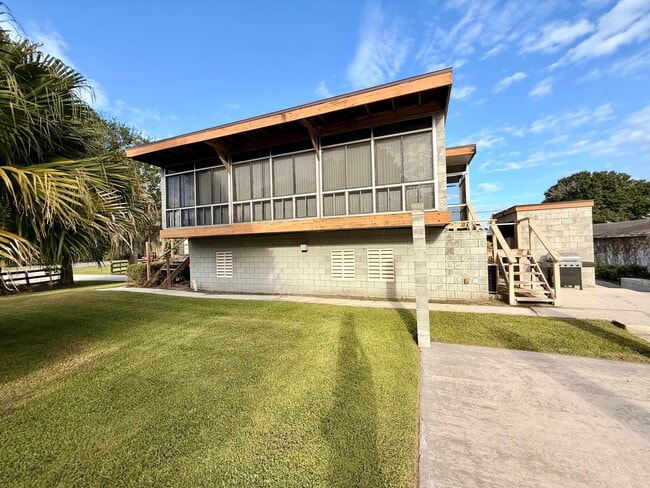 Building Photo - 160 N Lakeview Dr