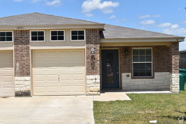 Building Photo - 1601Pontotoc Unit B-STILL OCCUPIED BY RESIDENT Rental