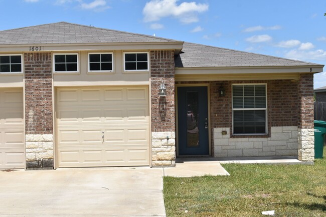 1601Pontotoc - 1601Pontotoc Apartment Unit B-STILL OCCUPIED BY RESIDENT