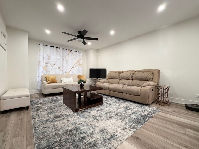 Photo - 1750 Henley St