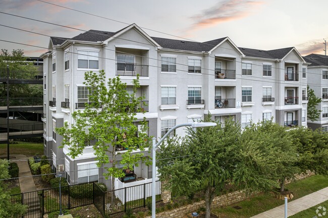 Exterior - Villas at Hermann Park Apartments